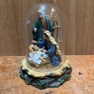 A King is Born Nativity Gianni Benvenuti Hand Painted Franklin Mint Glass Cloche